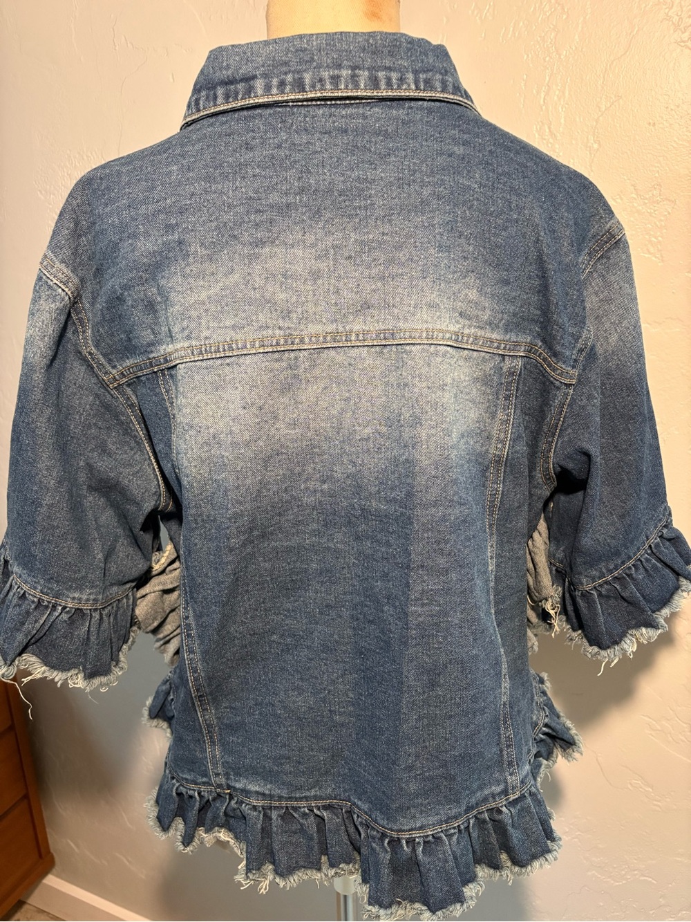 Hayden Ruffled Short Sleeve Distressed Denim Jacket Size M/L - Picture 2 of 5